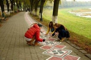 Фрішники розмальовують вишиванку