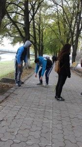 Хлопці роблять розмітку для вишиванки