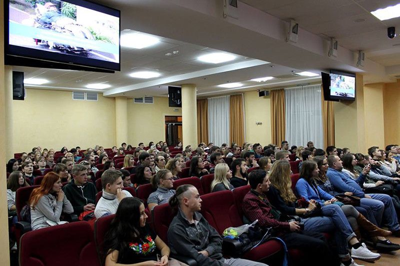 Молодь уважно слухає Максима